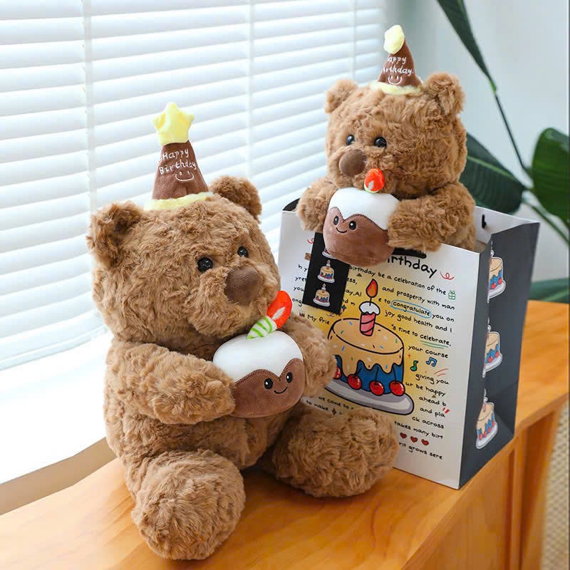 Teddy ôm bánh sinh nhật