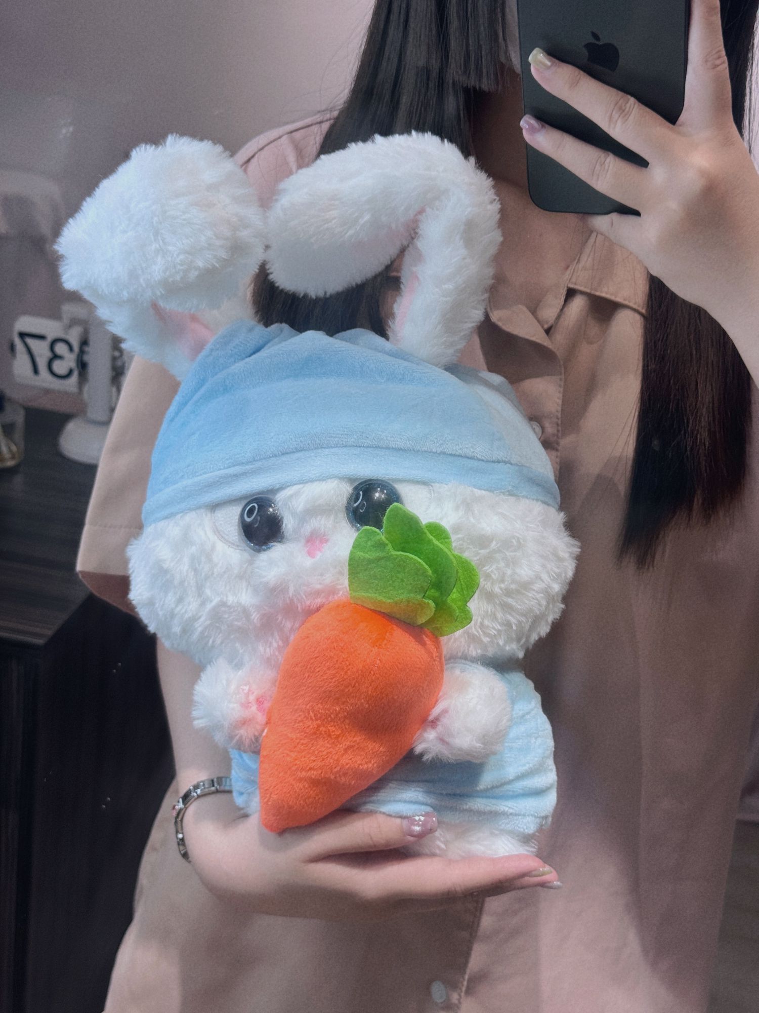 Thỏ snowball ôm cà rốt