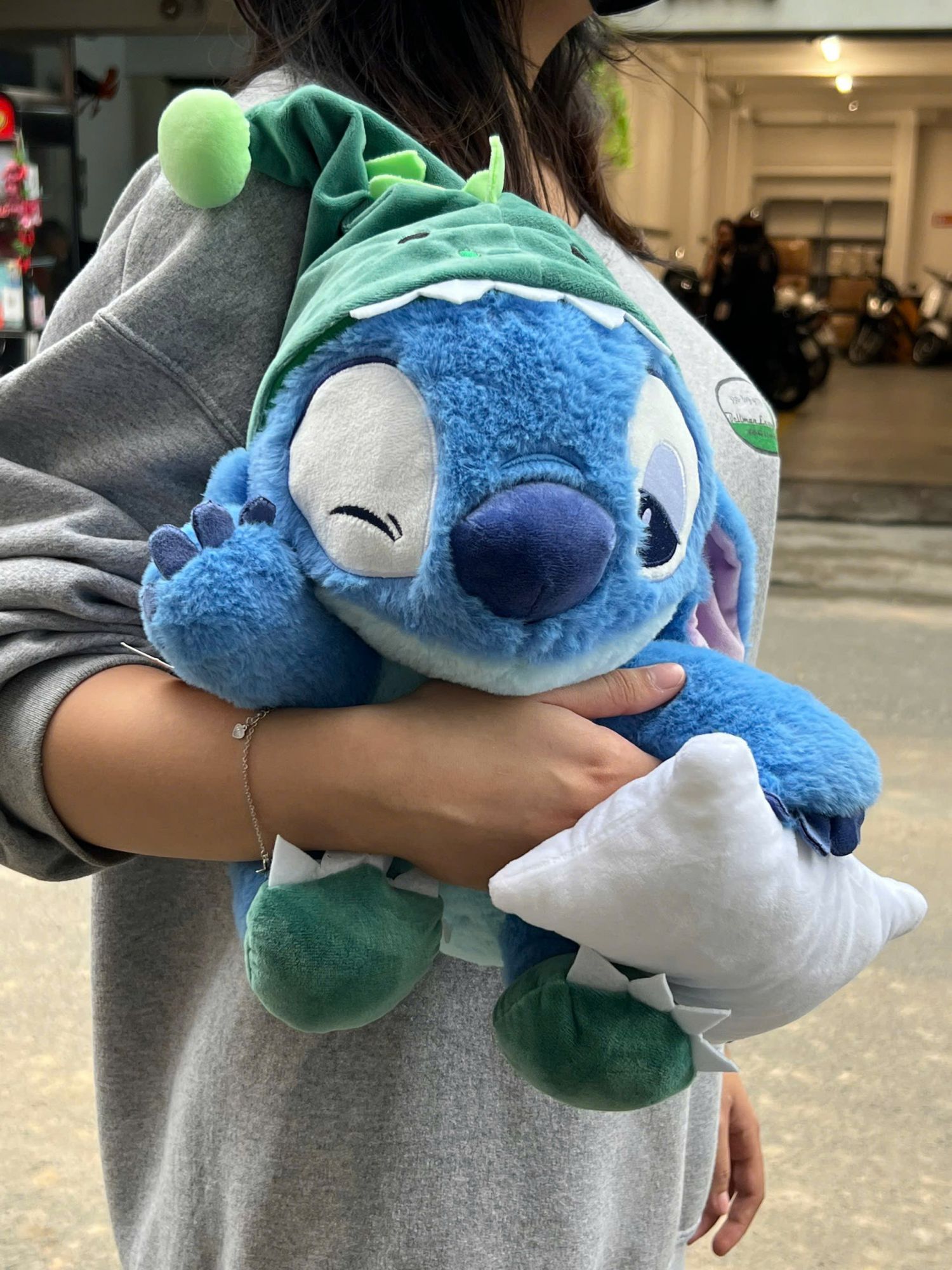 Stitch ôm gối ngủ