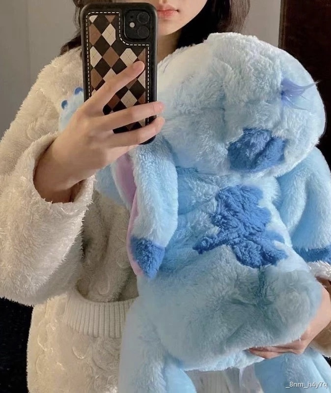 Stitch ôm vịt nằm