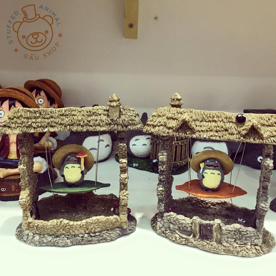 Tượng Totoro xích đu